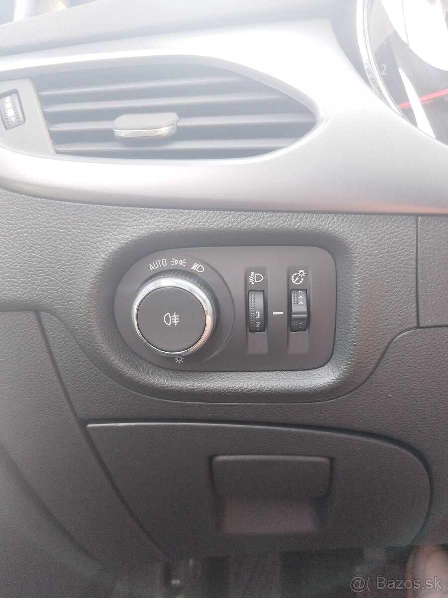 Opel Astra ST 1,4Turbo 92kW - 12