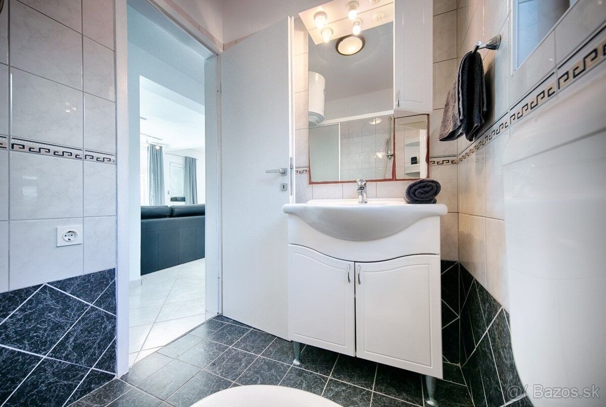 Predaj, novozrekonštruovaný dom s 3 bytmi, Vis, 100 m od mor - 12