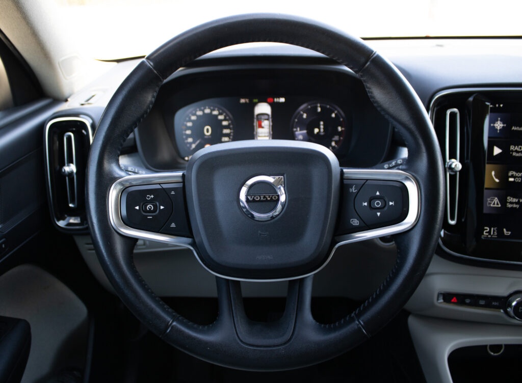 Volvo XC40 D4 Momentum (2018) - 12