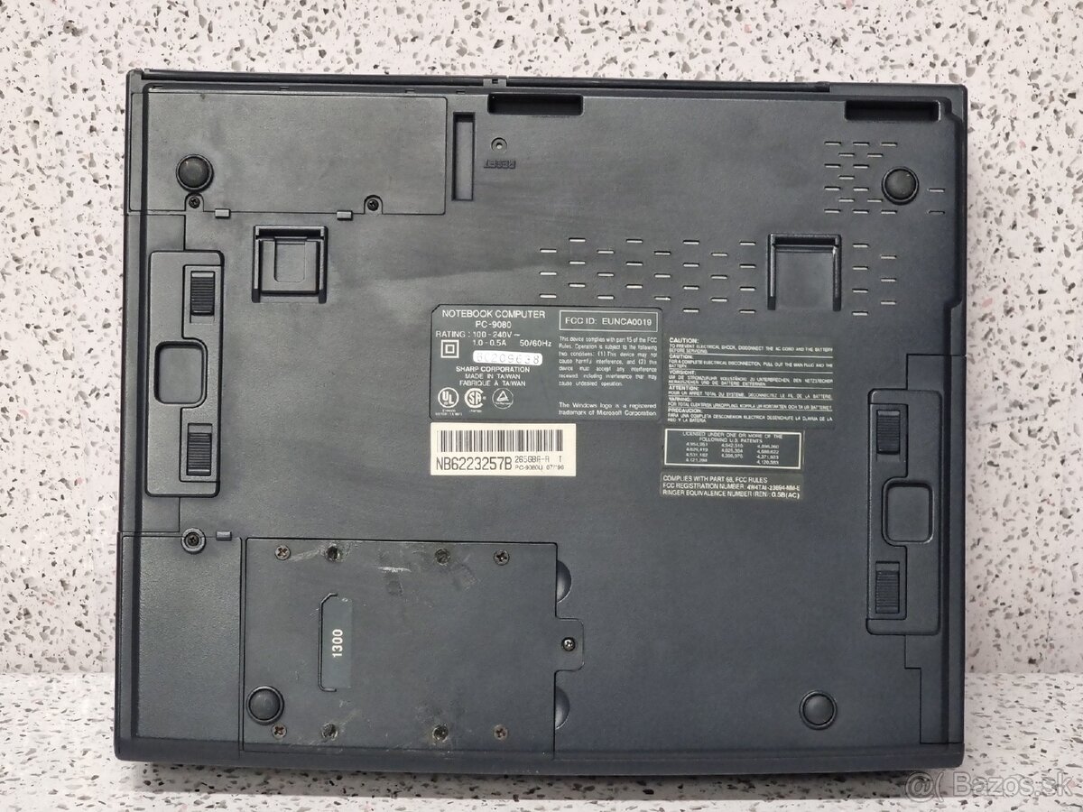 # SHARP PC-9080 starý laptop/notebook - 12