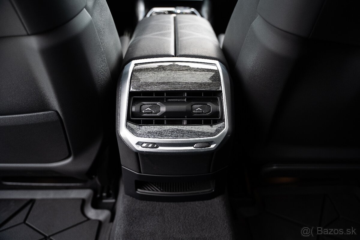 BMW M760e xDrive A/T Na prenájom - 12