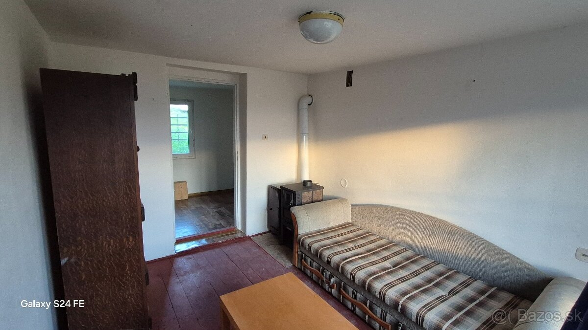 Chatka neďaleko Hrona v krásnej prírode - 12