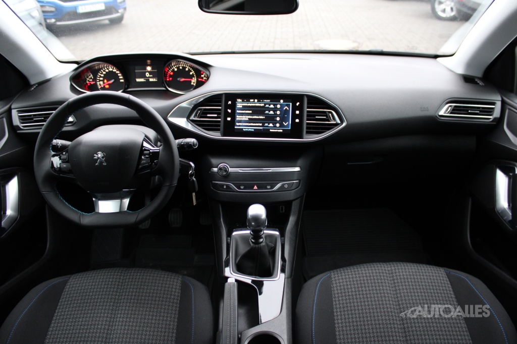 Peugeot 308 1,2 i PURETECH 96 kW STYLE - 12