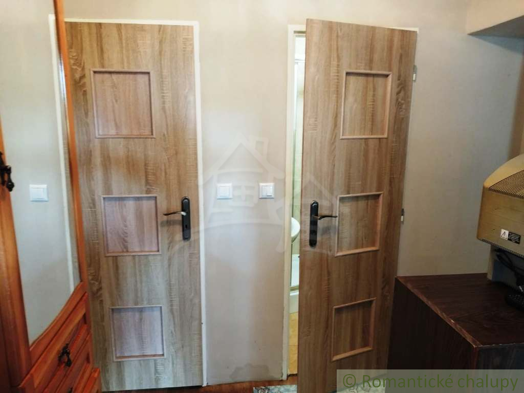 Z časti rekonštruovaný gazdovský dom v obci Hrušov - 12