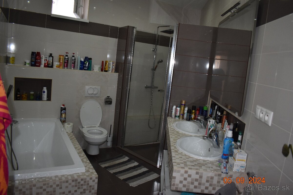 Na predaj dom s dvoj-garážou a s bazénom - 12