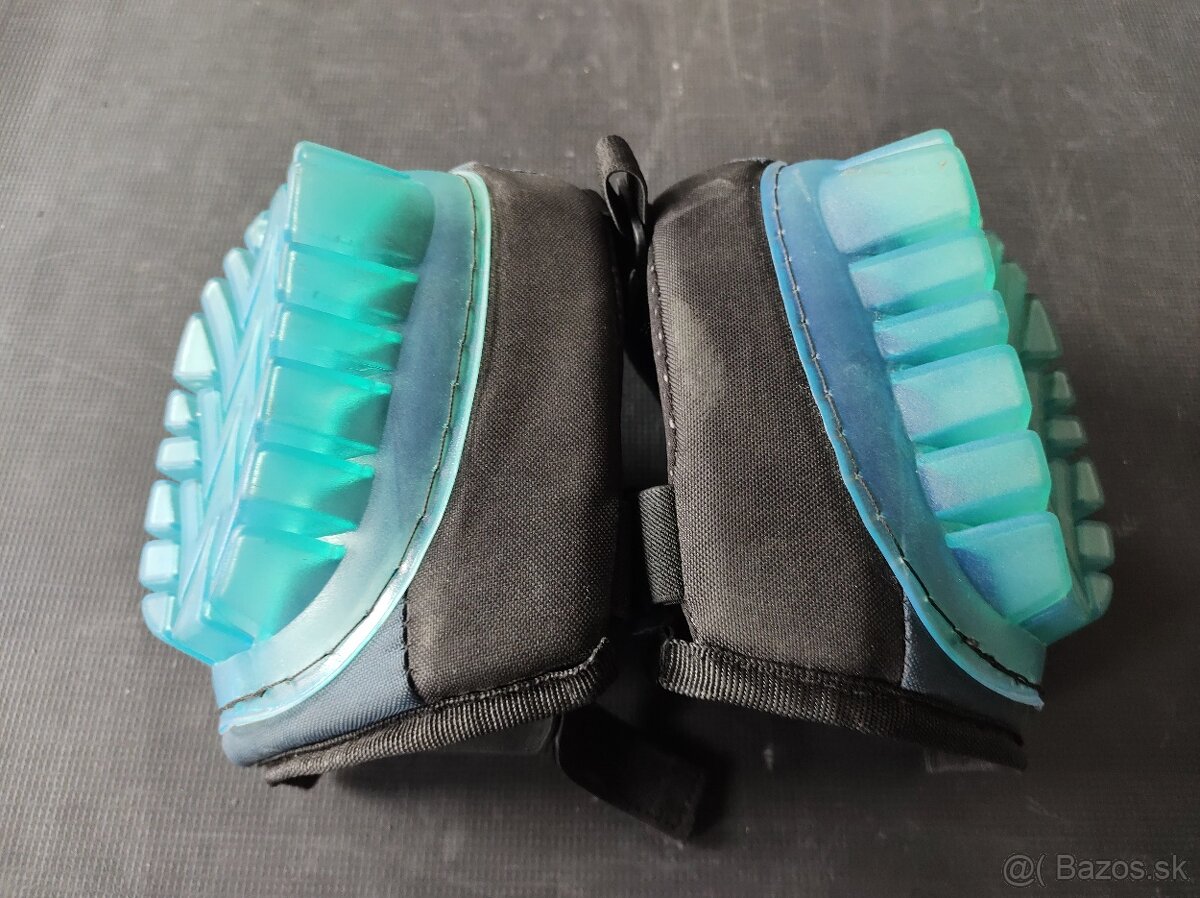 {33} Chrániče kolien - 12