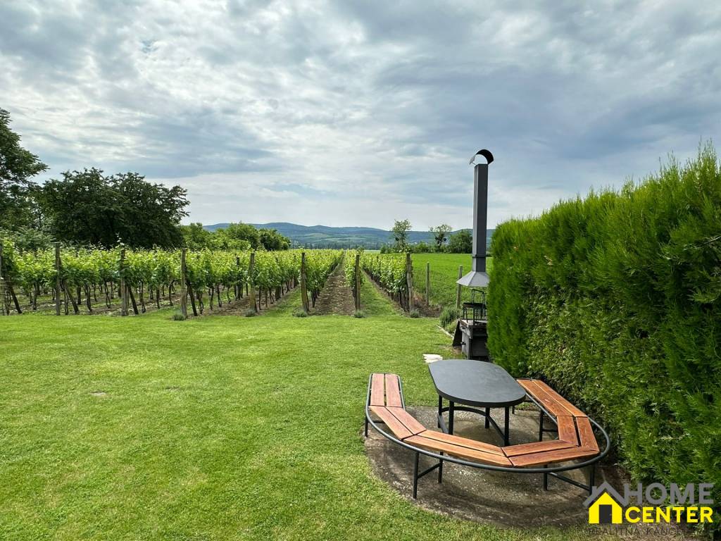 NA PREDAJ POSCHODOVÁ CHATA S VYNICOU A VÍNNOU PIVNICOU NEĎAL - 12