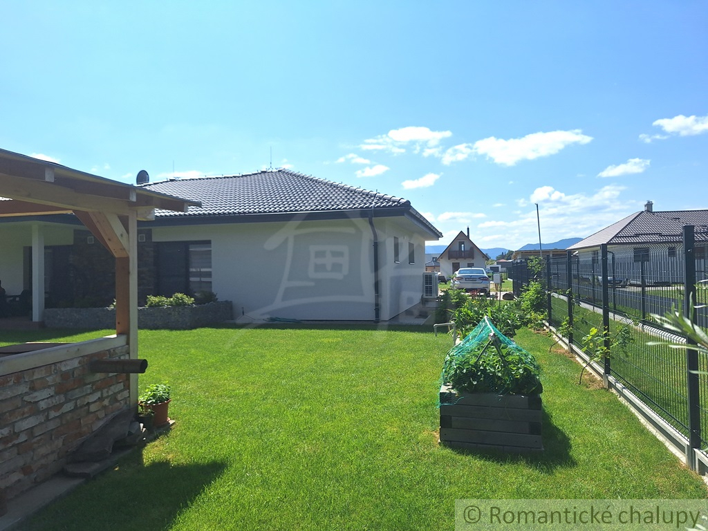 Novostavba bungalovu s veľkým pozemkom 909 m2 v obci Ivach - 12