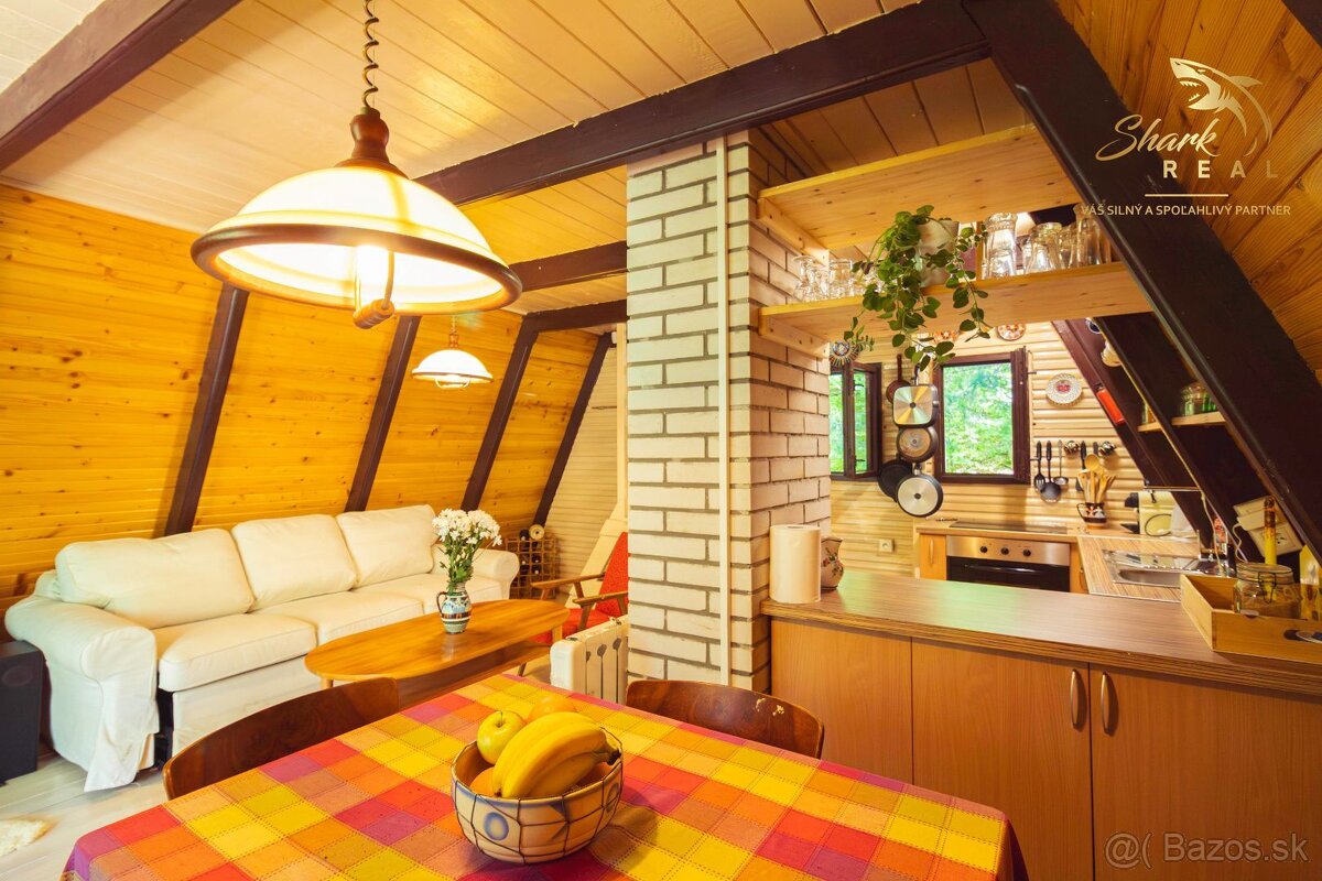 REZERVOVANÉ Čarovná chata uprostred prírody s tečúcim poto - 12