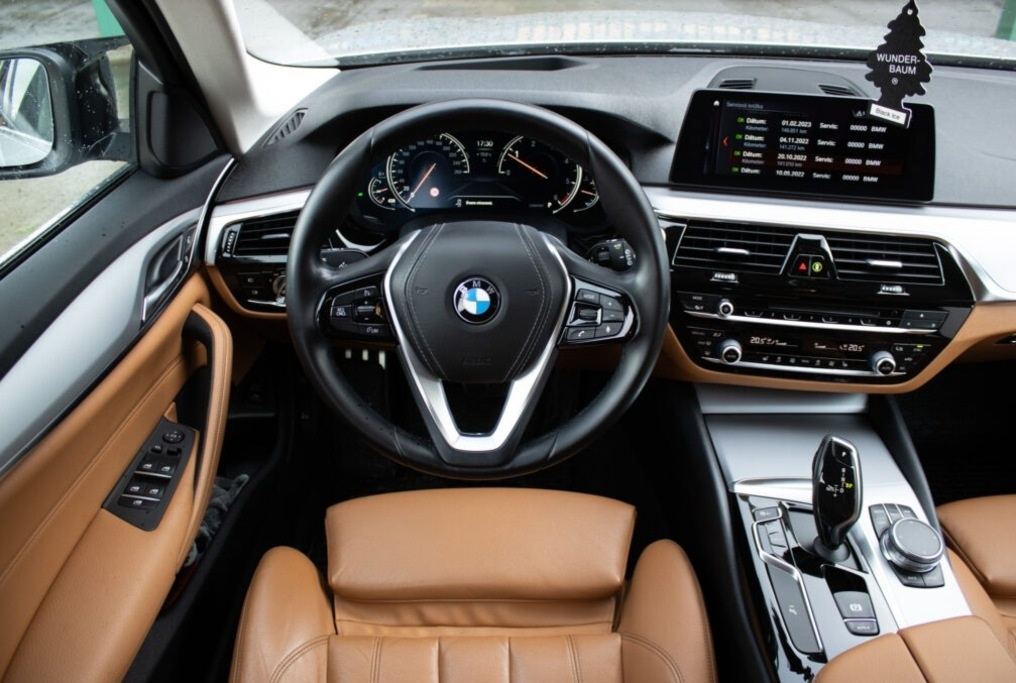 BMW 520d Touring z roku 2017 - 12