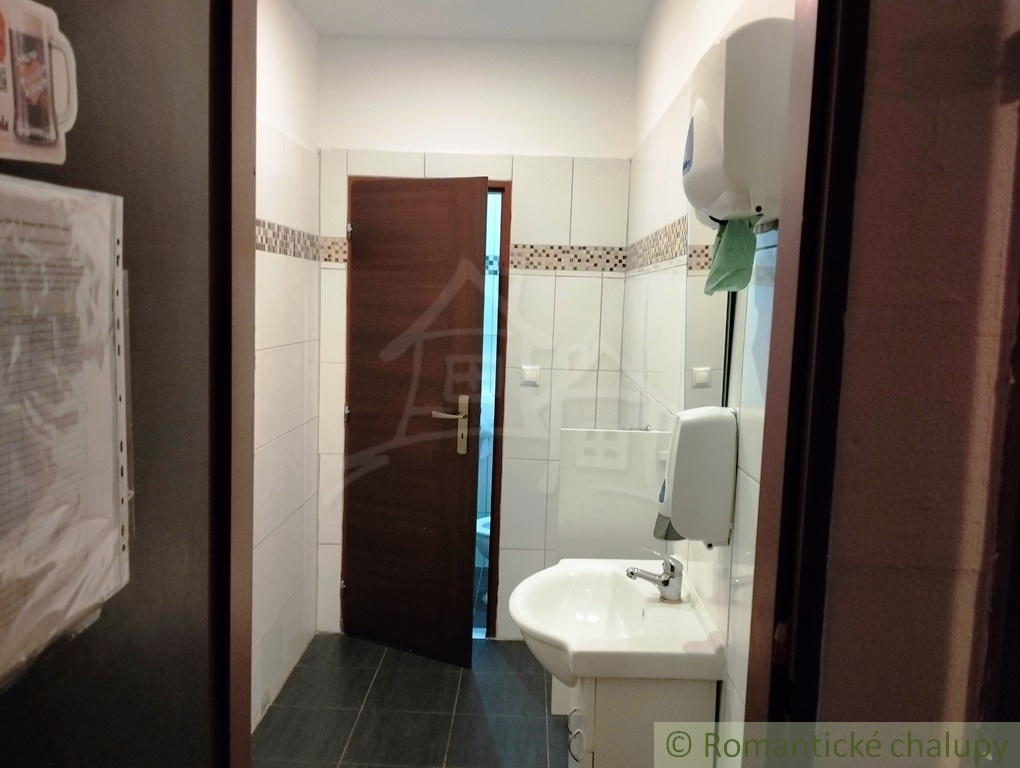 Dvojpodlažná polyfunkčná budova s bytmi, kanceláriou a pi - 12