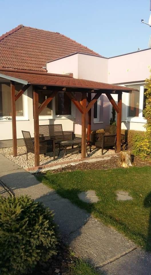 Dom s garážou na peknom rovinatom pozemku. - 12