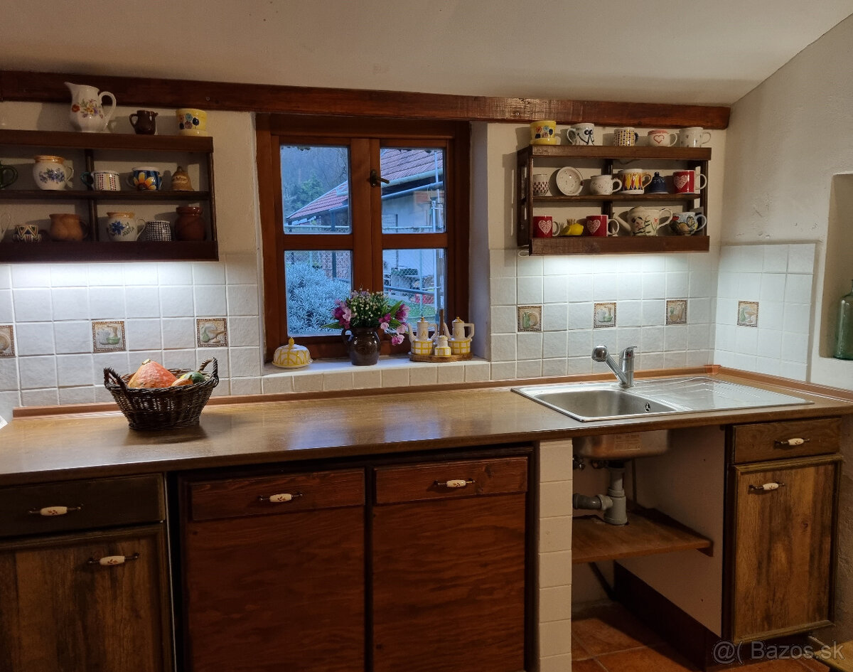 RODINNÝ a HOSŤOVSKÝ DOM,STODOLA a POZEMOK 2924m2 HRÁDOK NMNV - 12