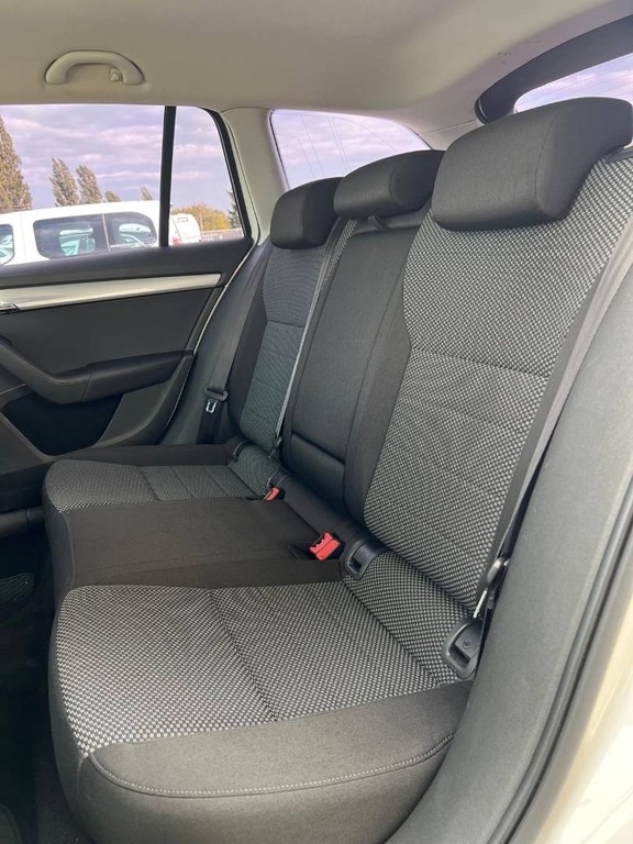 Škoda Octavia Combi 1.6 TDI Ambition - 12