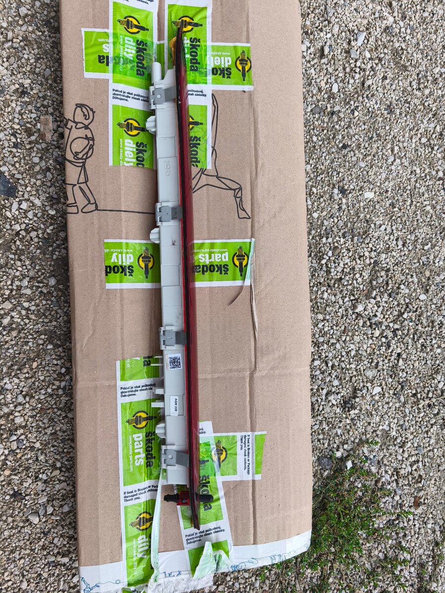 Tretie brzdové svetlo Mercedes GLC , E class , GLA ,Vito - 12