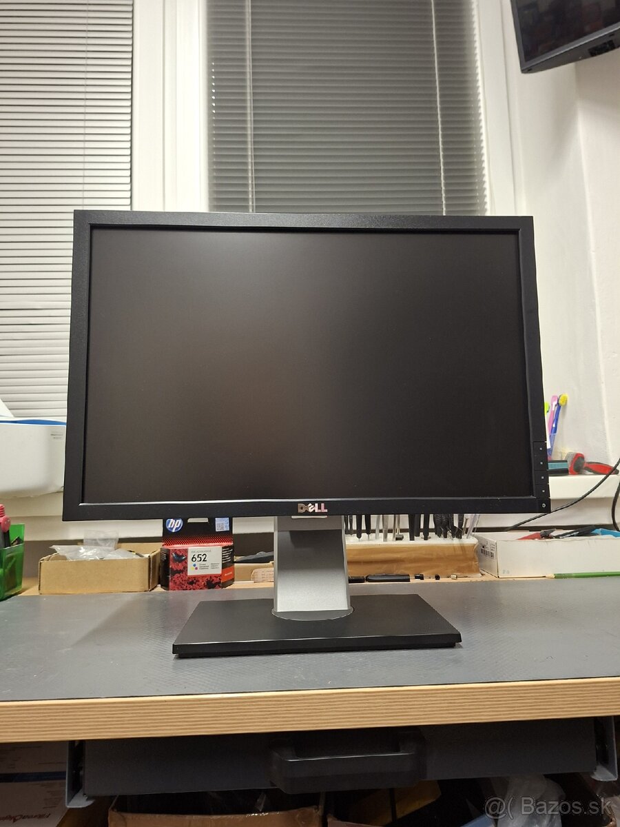 Predám LCD monitor Dell P2210F - 12