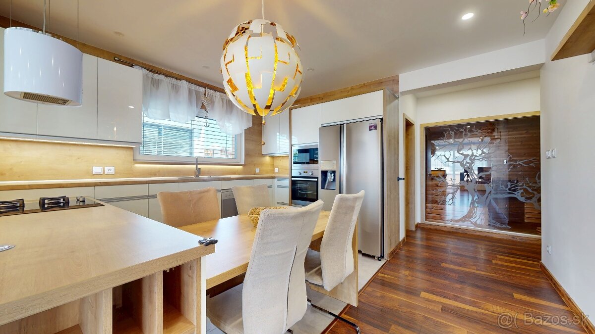 NADŠTANDARDNÝ RODINNÝ DOM - 12