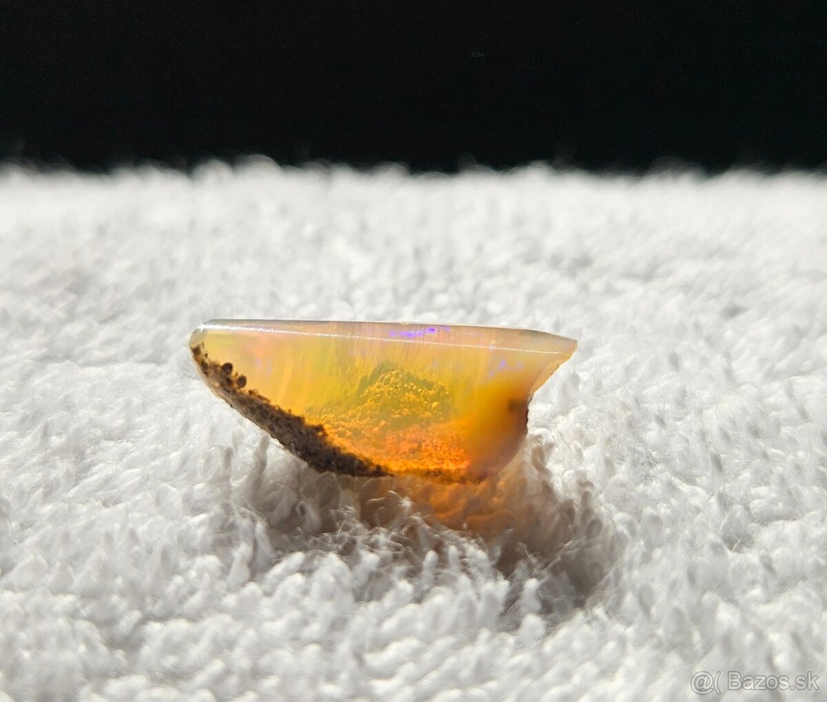 Priehľadný medový drahý opál s veľmi výraznou farbohrou - 12