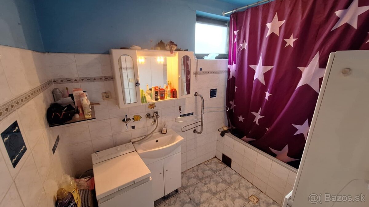 PREDAJ-4 izbový poschodový rodinný dom s garážou v Nesvadoch - 12
