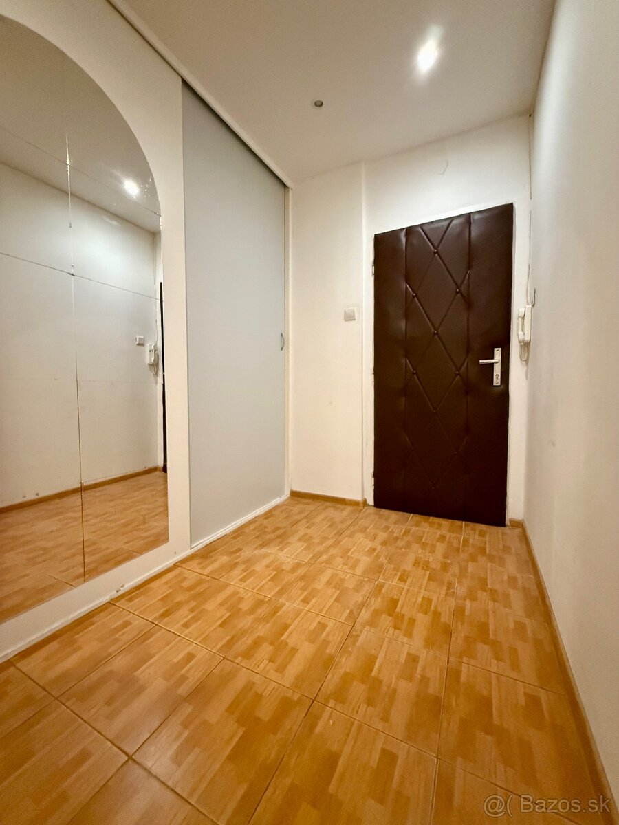 Na prenájom zariadený 3i byt vo Vrbovom - 12