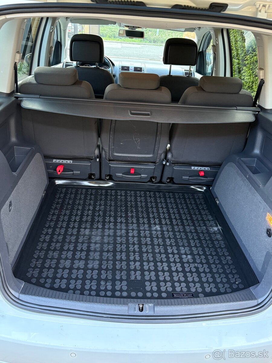 VW Touran 2,0 TDi - 12