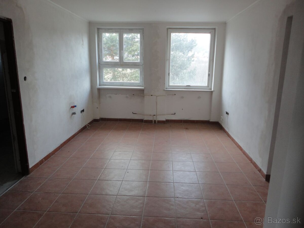 Na predaj bývalá administratívna budova v Bojniciach - 12