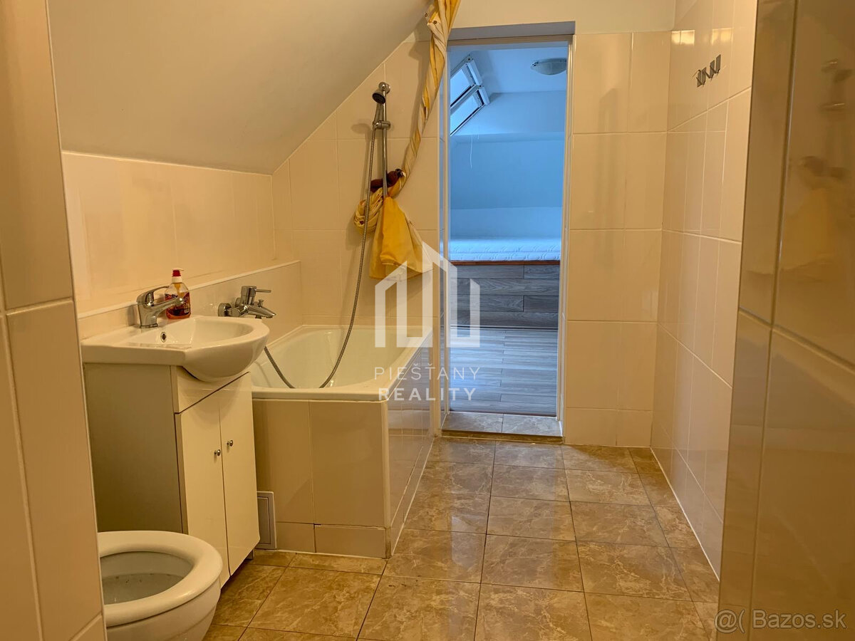 EXKLUZÍVNE RD v Banke s pozemkom 728 m2 a poschodie so sam - 12