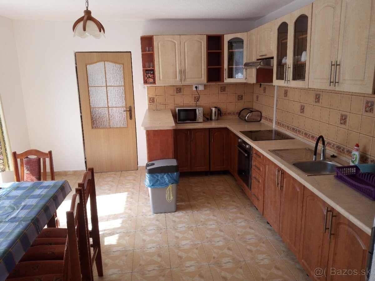 Rodinný dom v Žakovciach - dve bytové jednotky - 12