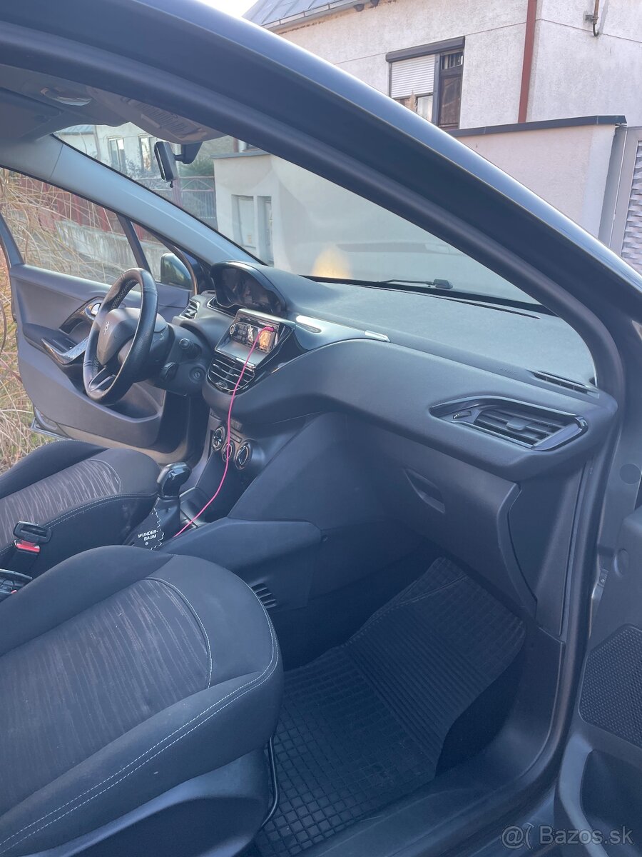 Peugeot 208 • 2012 • 1.4 Diesel • 50 kW • - 12