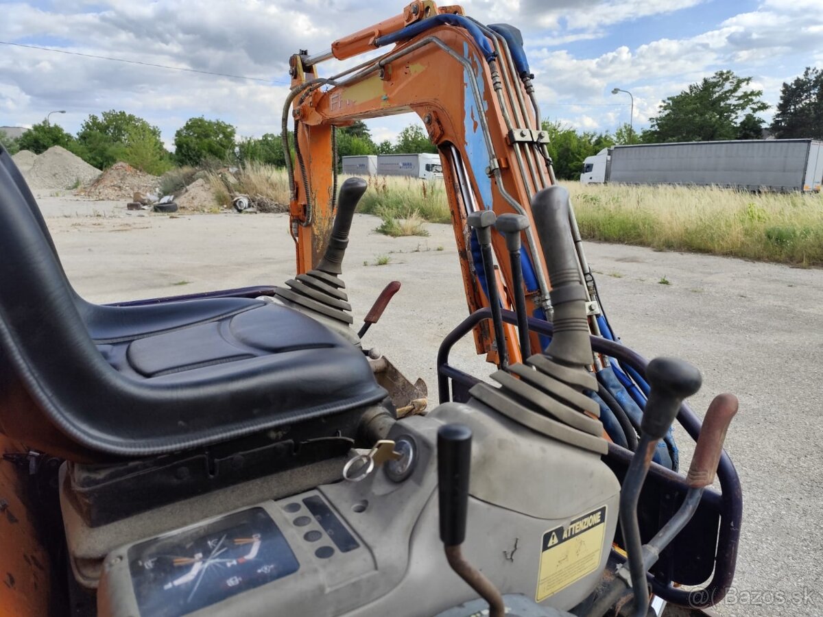 Minibáger Hitachi FH15. 2x lyžica - 12