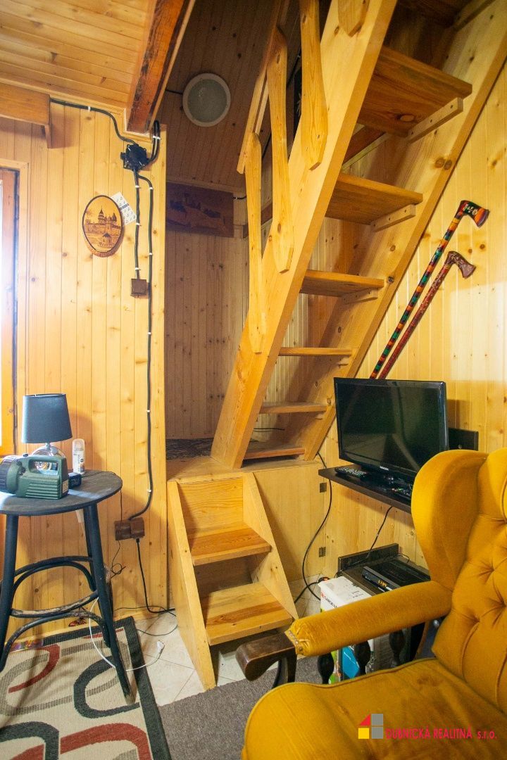 Na predaj záhradná chatka v retro štýle s upravenou záhradou - 12