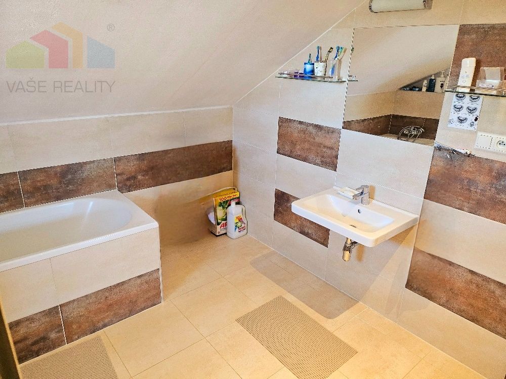 RODINNÝ DOM - PODLUŽANY - 4 IZBOVÝ -148 M2 NA POZEMKU 1049 M - 12