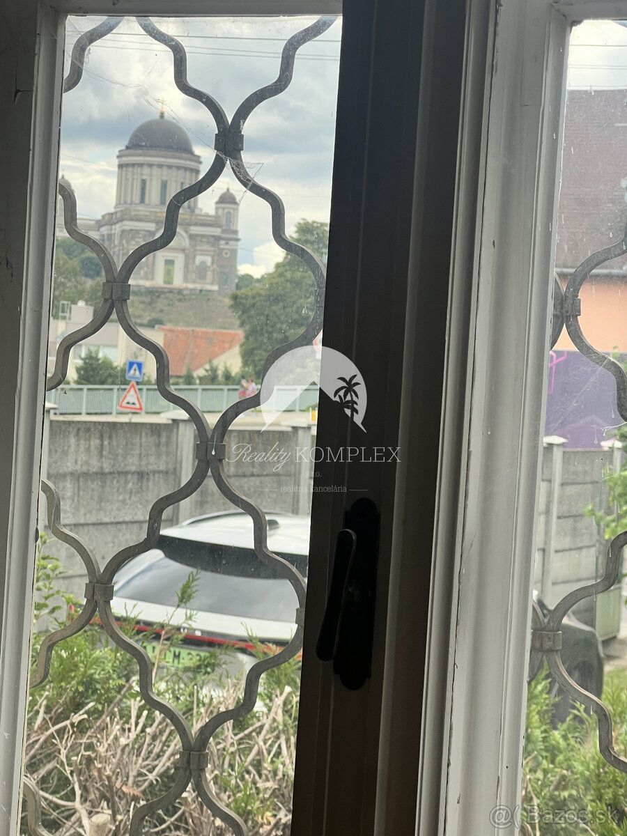 Starší rodinný dom s veľkým pozemkom na výnimočnom mieste v - 12