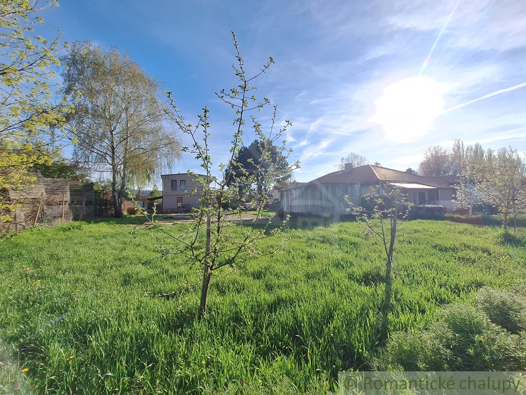 Stavebný pozemok v kľudnej časti podunajskej obce Kravany - 12