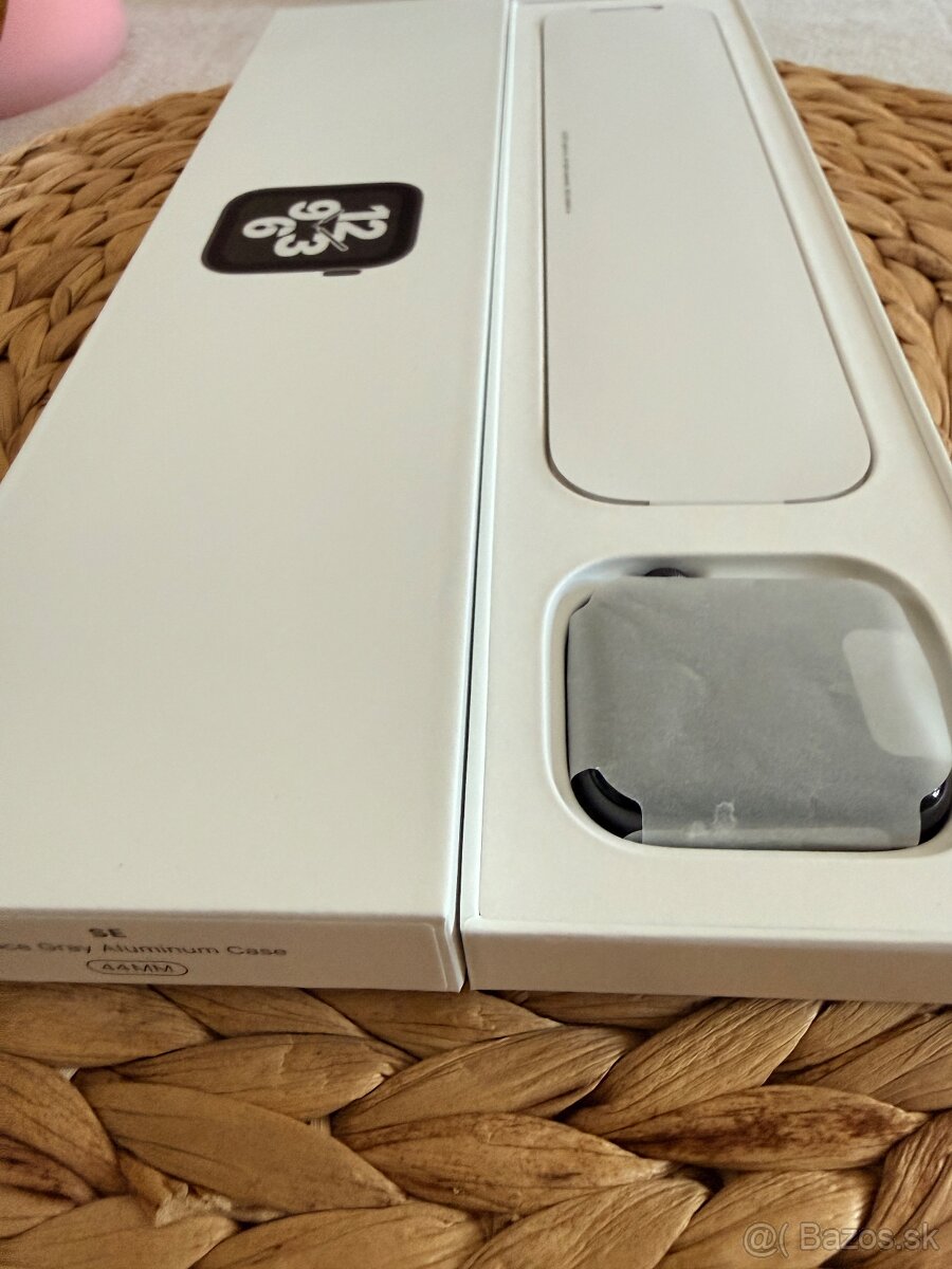 Apple Watch SE 44 mm - 12