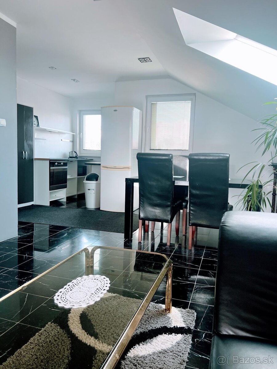 Prenájom 3 izbového bytu v RD s vlastnou vstupnou bránou - 12