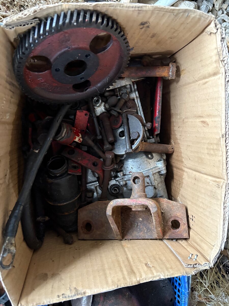 Traktor McCormick v rozobratom stave, aj doklady - 12