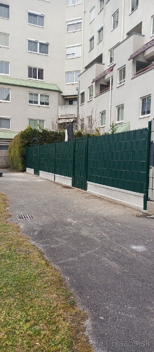 Montáž oplotenia... - 12