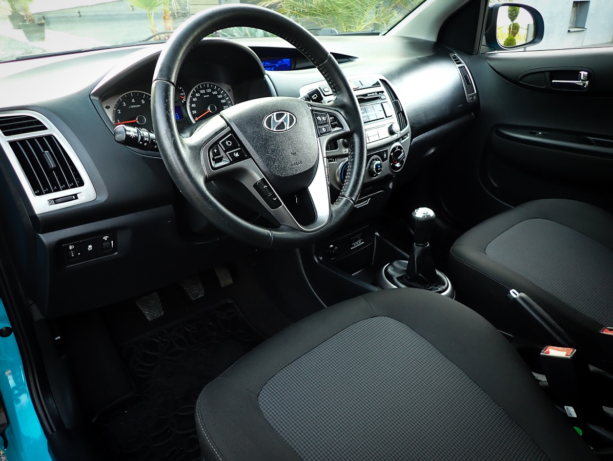 HYUNDAI i20 1.25 benzin - 83tis km-2014-LED-KLIMA-VYHREV SED - 12