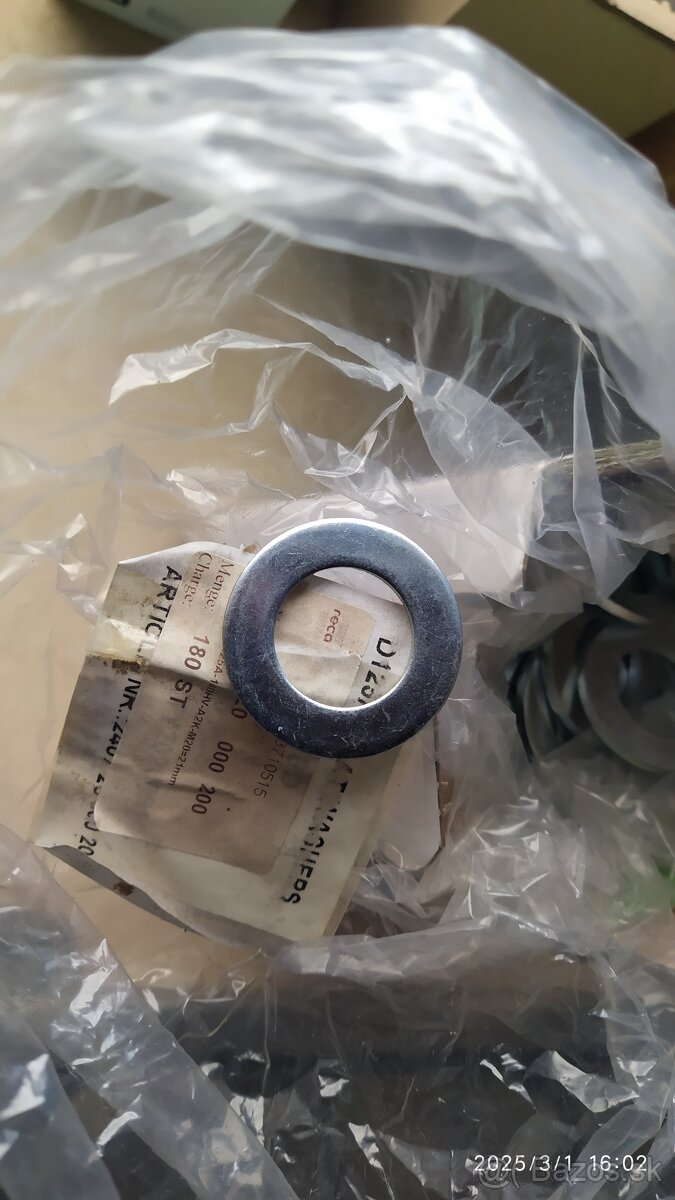 skrutky, podložky, matice na halu - 12