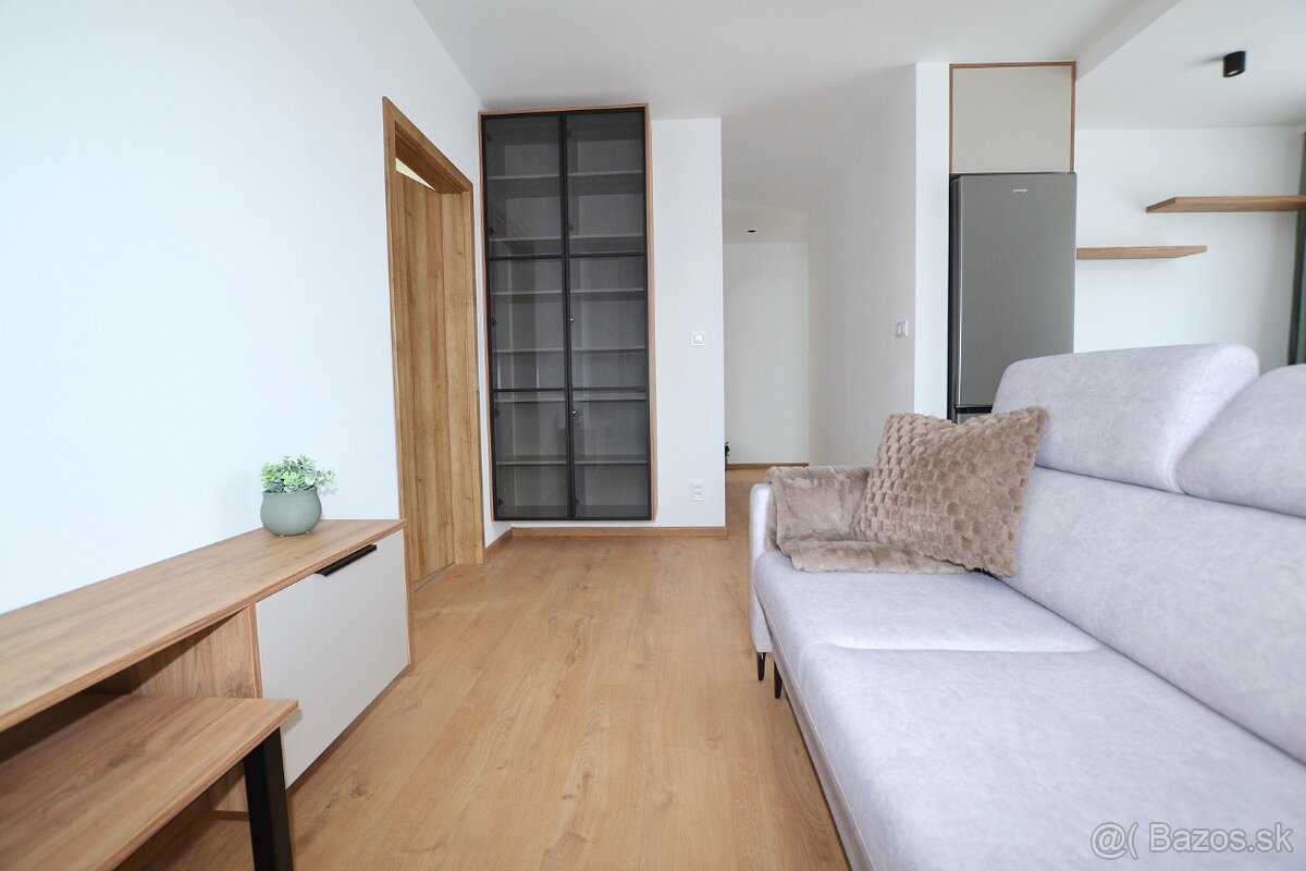 REZERVOVANÝ | 3 izbový byt, strešný s terasou - 12