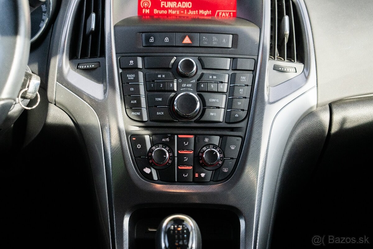 Opel Astra 1.4T 103kw M6, SR - 1.majitel - 12