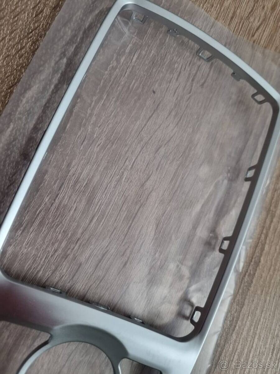 RAMIK NA STREDOVY PANEL AUDI Q7 AUDI A6 C6 - 12