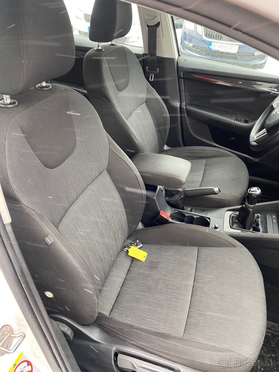 ŠKODA OCTAVIA 1.6 TDI COMBI AMBITION - 12