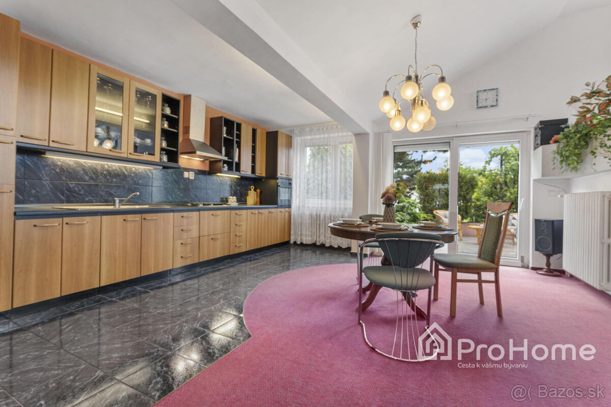 Priestranný a vzdušný rodinný dom vo Veľkej Pake - 12