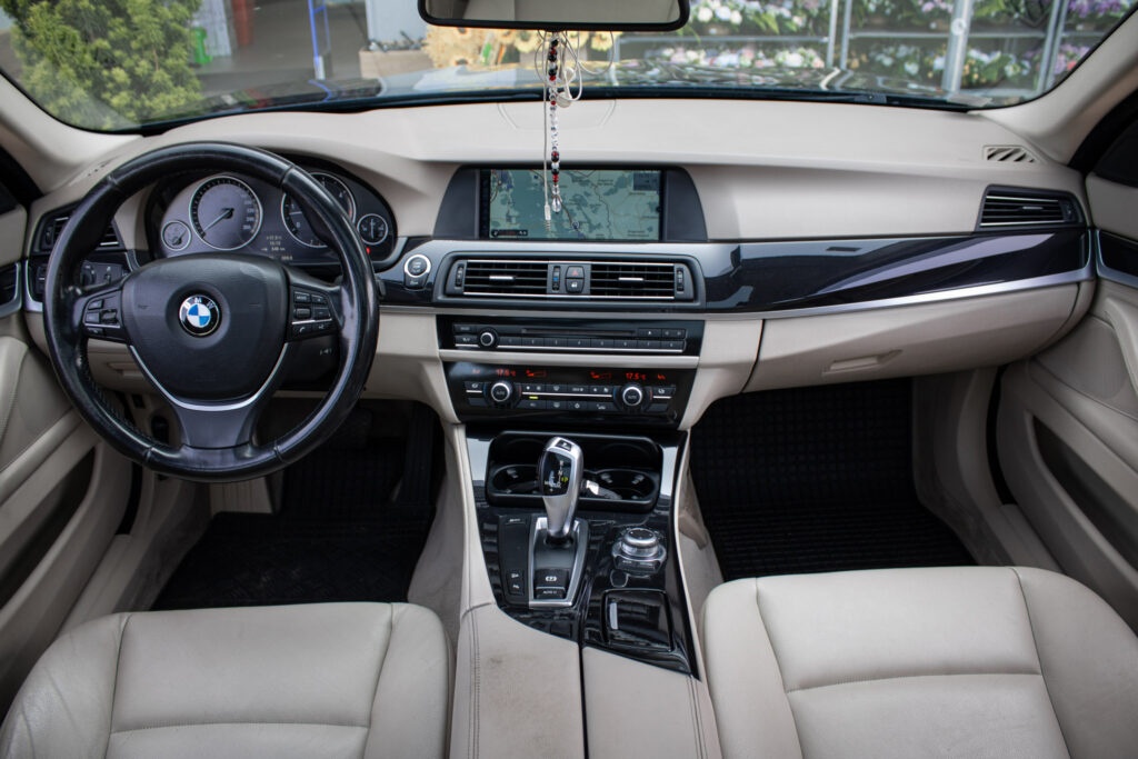 BMW 530d Touring xDrive 190kW AT/8 - 12