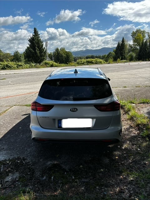 Predám KIA Cee’d Sporty Wagon 1.6 CRDi 136k Gold A/T - 12