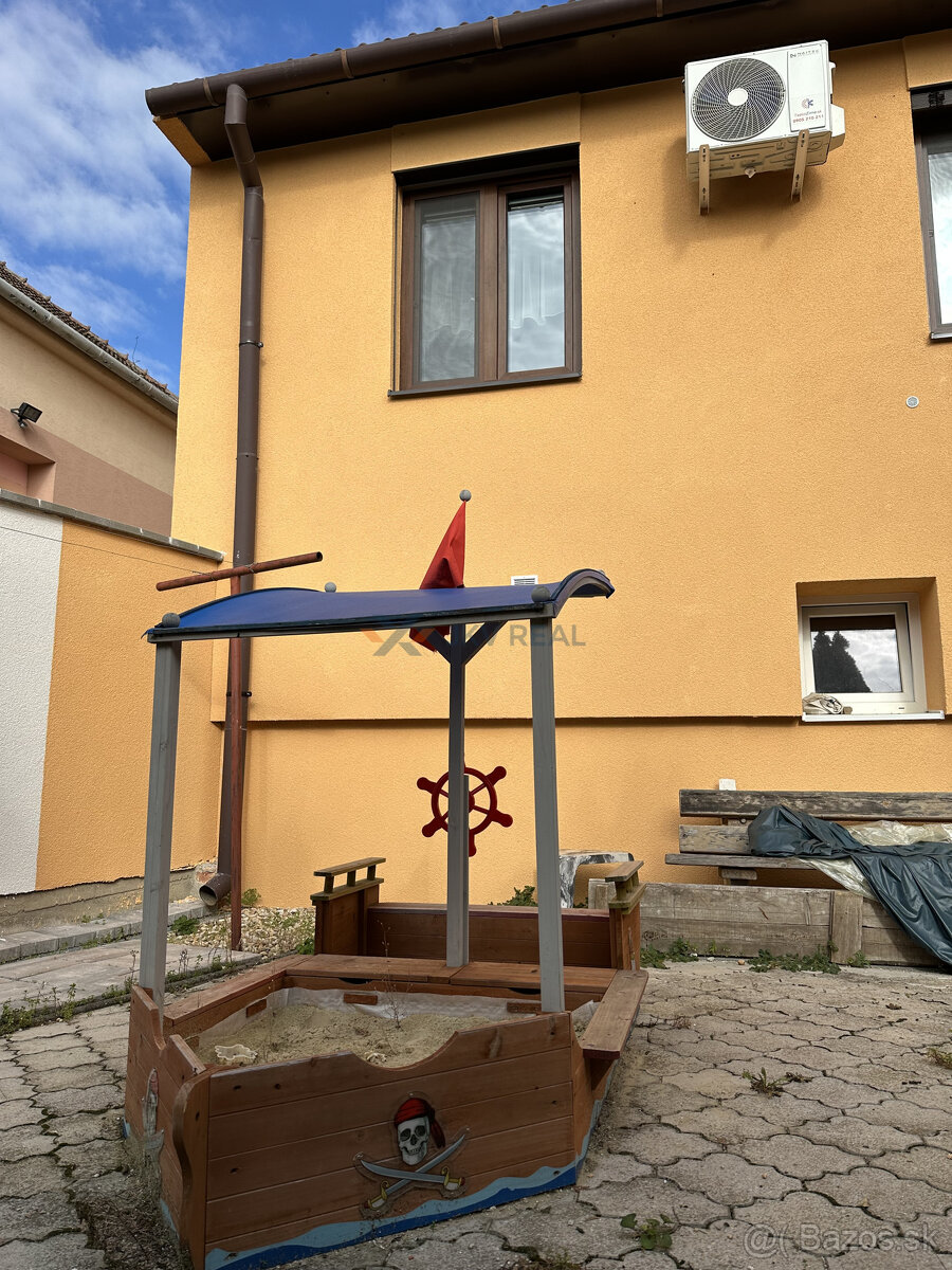 Priestranný 5-izbový rodinný dom s dvoma garážami a záhradou - 12