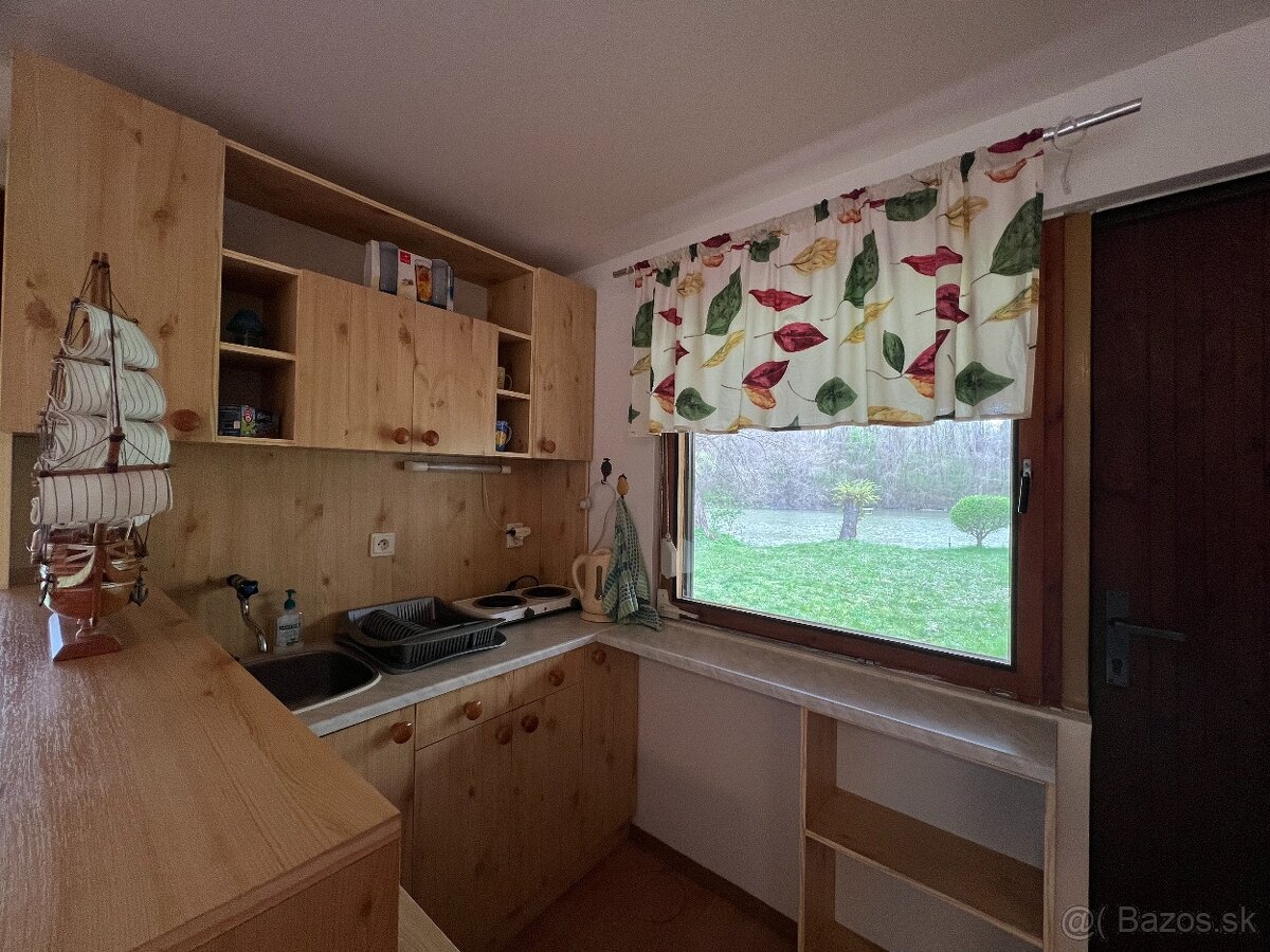 Pozemok s chatou a mólom priamo na brehu Malého Dunaja - 12