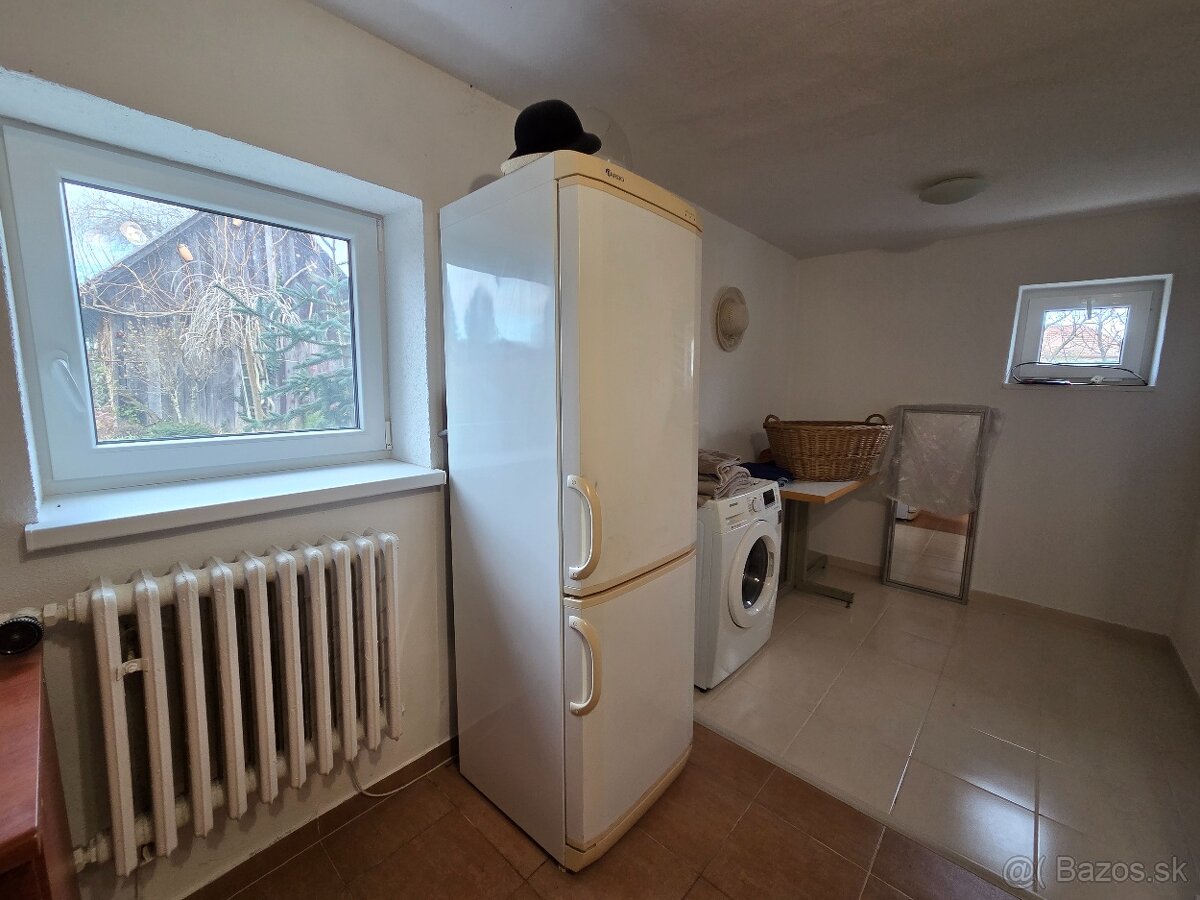EXKLUZÍVNA PONUKA : Priestranný rodinný dom s garážou , obkl - 12